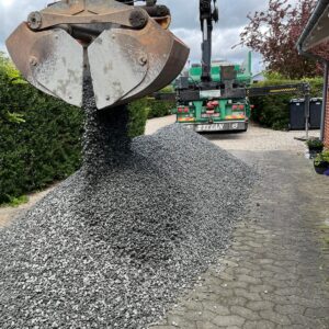 8 m3 / 12 ton Granitskærver 11/16 mm – mørkegrå hyperit til indkørsel, bede og stier